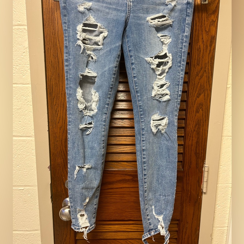 light blue distressed skinny jeans